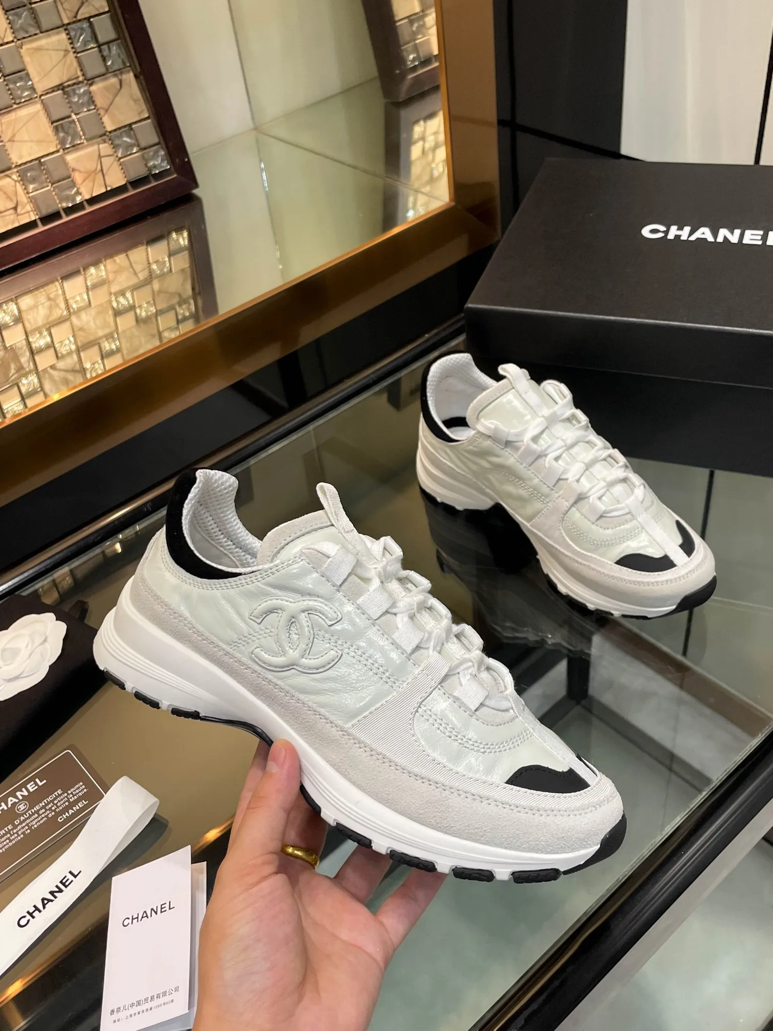 👟👟Ex-factory price 580👟👟 Chanel Chanel 25SS latest white shoes, casual sports shoes, skate shoes, original purchase, development and production, Xiaoxiang C Home counter is another super hot model, loved by Internet celebrity bloggers and ladies, various praises on social platforms, super popular, high quality, breathable, super spring and summer, seeing this issue can always arouse the inner desire of girls for fashion. The latest calfskin material Classic black and white color scheme, fashionable on the feet and easy to care for #Material: Original customized imported cowhide material #Inner lining: Customized soft sheepskin lining #Sole: Original molded TPU non-slip outsole #Sole thickness: 2.5CM Size: 35-40